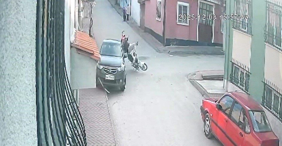 Eskişehir’de, motosiklete çarpan araç hız kesmeden olay yerinden kaçtı. Güvenlik