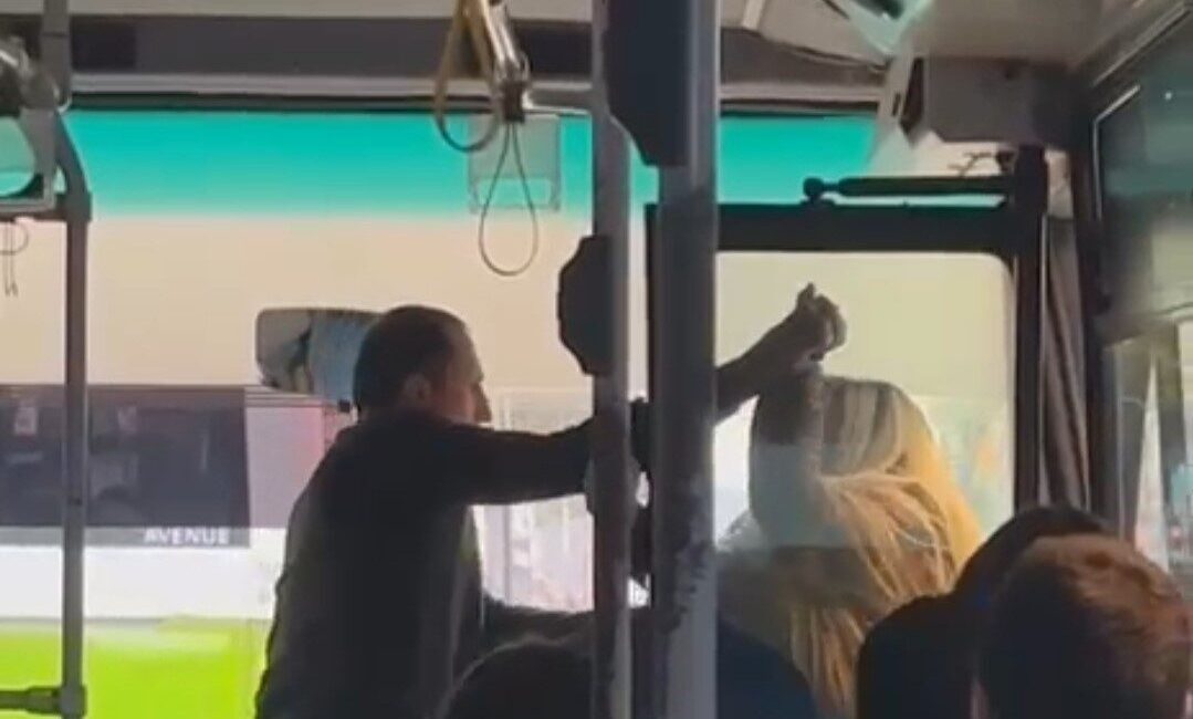 Adana’da bir kadın motosiklet sürücüsü ile halk otobüsü şoförü arasında