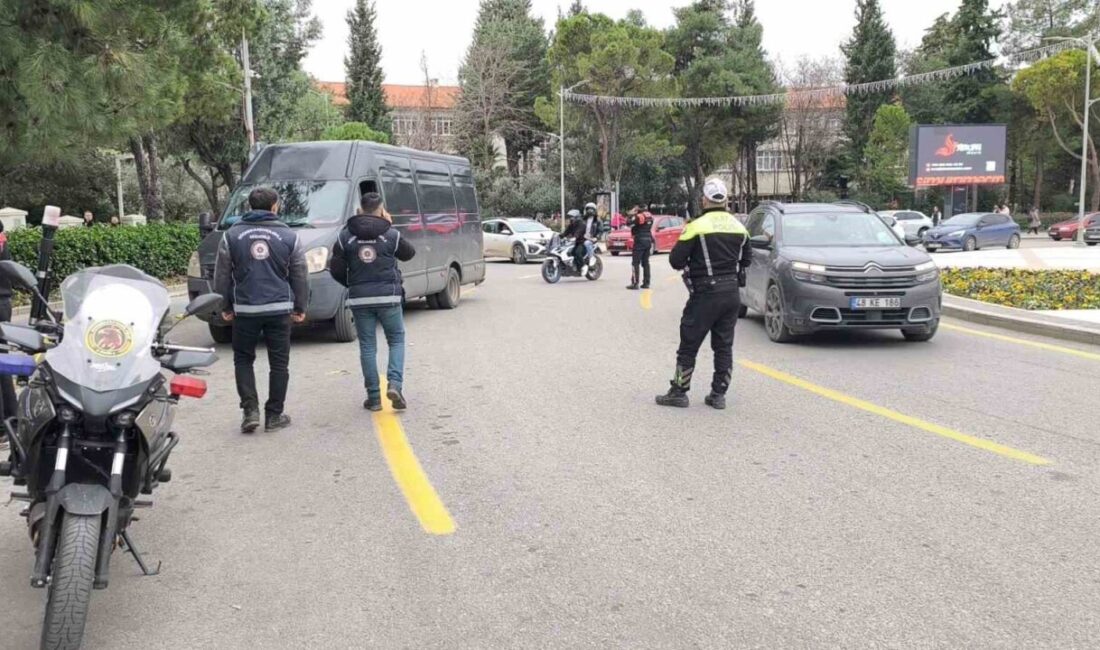 Muğla İl Emniyet Müdürlüğü’nün ekipleri, yılbaşı tedbirleri kapsamında Cumhuriyet Meydanı