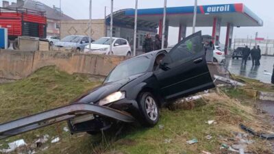 Muş-Bitlis karayolunda meydana gelen trafik kazasında 2 otomobil çarpıştı ve