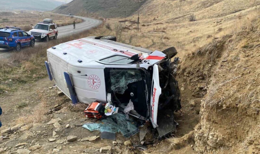 Muş’ta bir ambulansın hastaneden dönüş yolunda devrilmesi sonucu 3 kişi