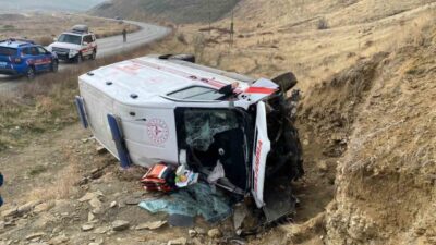 Muş’ta bir ambulansın hastaneden dönüş yolunda devrilmesi sonucu 3 kişi