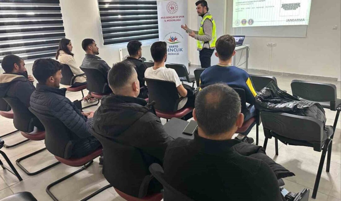 Muş’un Varto ilçesinde, Jandarma ekipleri siber dolandırıcılık konusunda bilgilendirme yaptı.