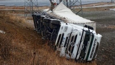 Muş’ta meydana gelen trafik kazasında seyrederken virajı alamayan bir tırın