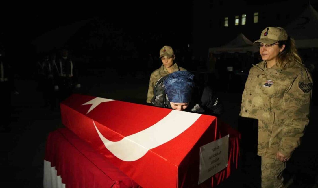 Muş’un Korkut ilçesinde Jandarma Komutanı Üsteğmen Ali Kablan, makam odasında