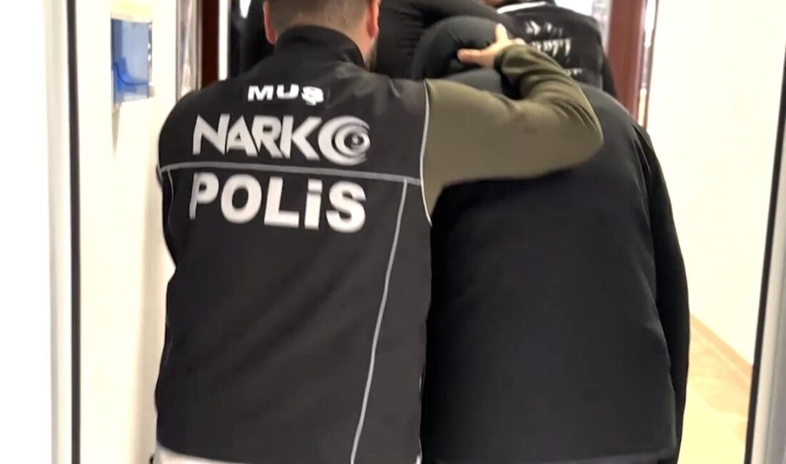 Muş ilindeki narkotik ekipleri tarafından düzenlenen operasyonda uyuşturucu ve silah