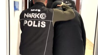 Muş ilindeki narkotik ekipleri tarafından düzenlenen operasyonda uyuşturucu ve silah
