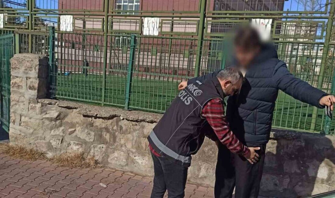 Kayseri’de polis ekipleri, okul önlerinde ve çevresinde gerçekleştirilen ‘Narko-Okul’ operasyonunda