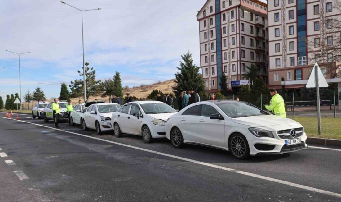 Nevşehir’de yaşanan zincirleme trafik kazasında 4 otomobil birbirine girdi ve