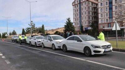 Nevşehir’de yaşanan zincirleme trafik kazasında 4 otomobil birbirine girdi ve