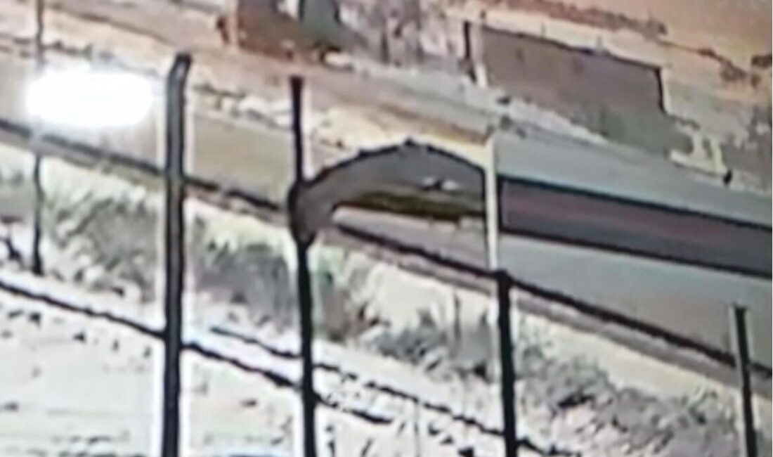 Nevşehir’de yaşanan kar yağışı, bir tırın kontrolünü kaybederek şarampole yuvarlanmasına