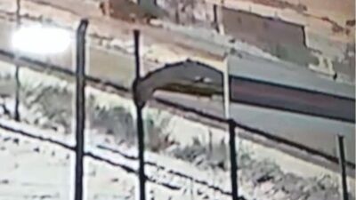 Nevşehir’de yaşanan kar yağışı, bir tırın kontrolünü kaybederek şarampole yuvarlanmasına