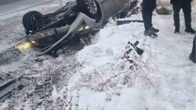 Nevşehir ilinde buzlanma sebebiyle meydana gelen trafik kazasında bir otomobil