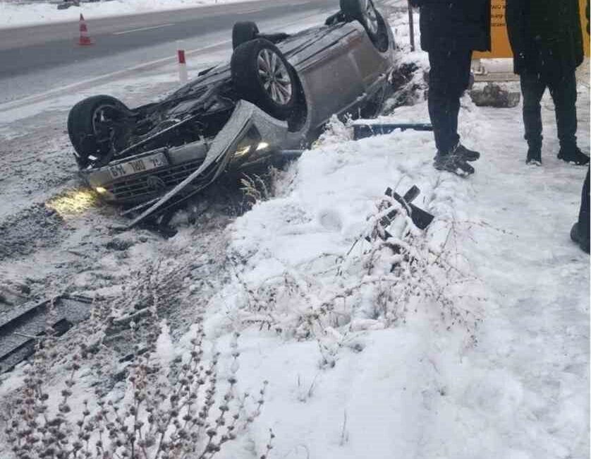 Nevşehir ilinde buzlanma sebebiyle meydana gelen trafik kazasında bir otomobil