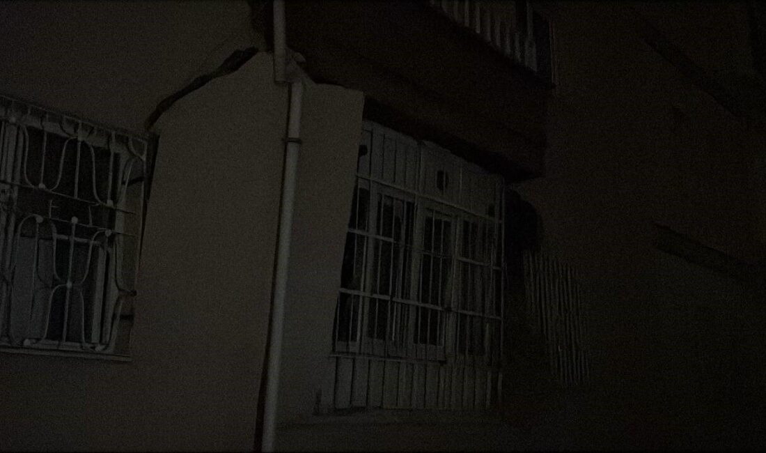 Niğde ilinde, Selçuk Mahallesi’nde bulunan 4 katlı bir apartmanın giriş