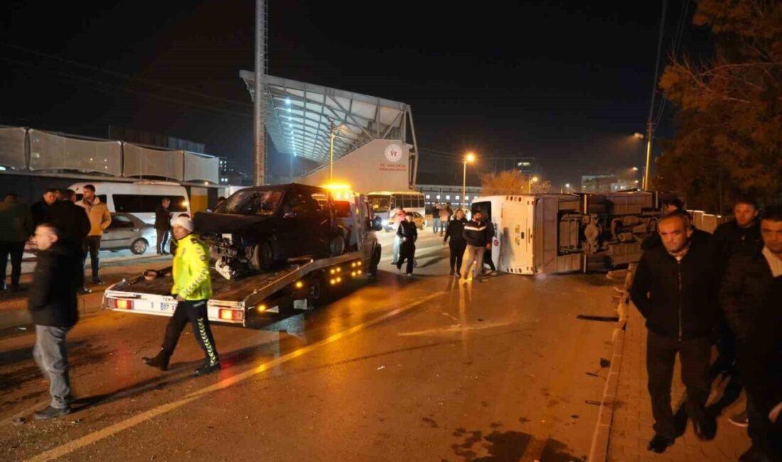 Niğde’de, işçi servisi ile otomobilin çarpışması sonucu meydana gelen trafik