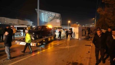 Niğde’de, işçi servisi ile otomobilin çarpışması sonucu meydana gelen trafik