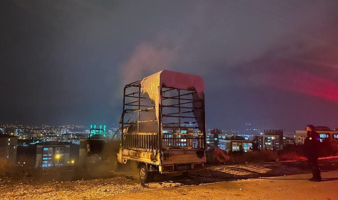 Niğde ilinde park halinde bırakılan bir kamyonet, çıkan bir yangın