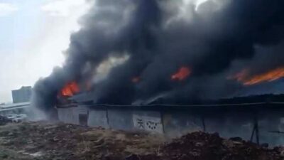 Gaziantep’in Nurdağı ilçesinde bir şantiyede çıkan yangına itfaiye ekipleri hızla