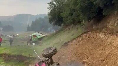Bursa’da düzenlenen off-road yarışında bir sürücü aracını kontrol edemeyerek takla