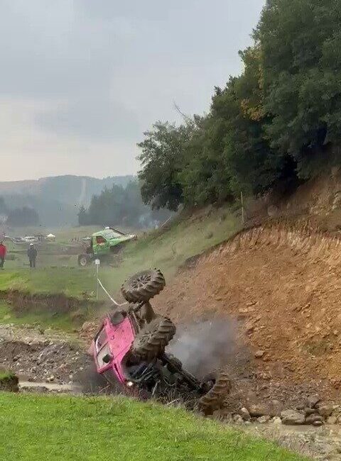 Bursa’da düzenlenen off-road yarışında bir sürücü aracını kontrol edemeyerek takla