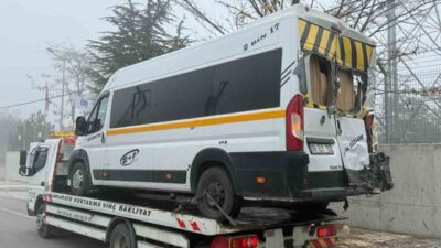 Afyonkarahisar’da meydana gelen trafik kazasında öğrenci servisi, tır ve hafif