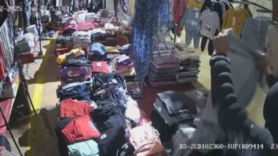Nevşehir’de Kapucubaşı Mahallesi’ndeki kapalı pazar yerinde, üç çocuk kıyafetleri denemek