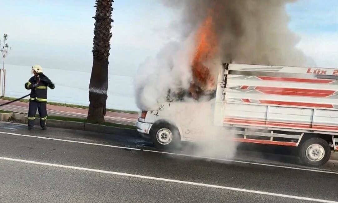 Ordu’da bir kamyonetin motor kısmında çıkan yangın, itfaiye ekipleri tarafından