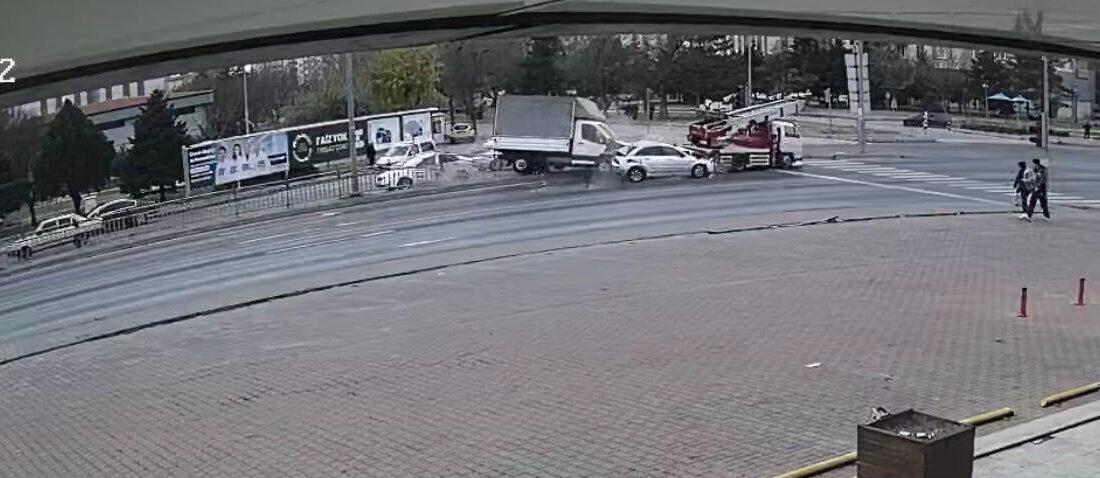 Kocasinan ilçesinde meydana gelen trafik kazası, kırmızı ışıkta durmayan bir
