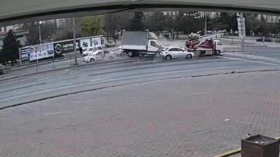 Kocasinan ilçesinde meydana gelen trafik kazası, kırmızı ışıkta durmayan bir