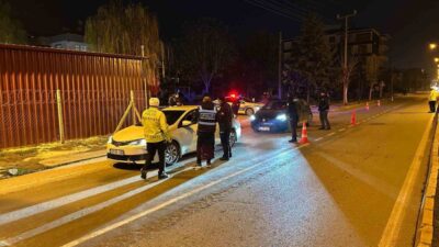 Osmancık ilçesindeki polis ekipleri, 58 personelin katılımıyla gerçekleştirdikleri denetimlerde sürücülere