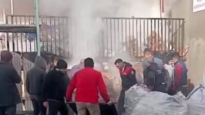 Osmaniye’nin Düziçi ilçesinde bulunan bir geri dönüşüm tesiste çıkan yangın,