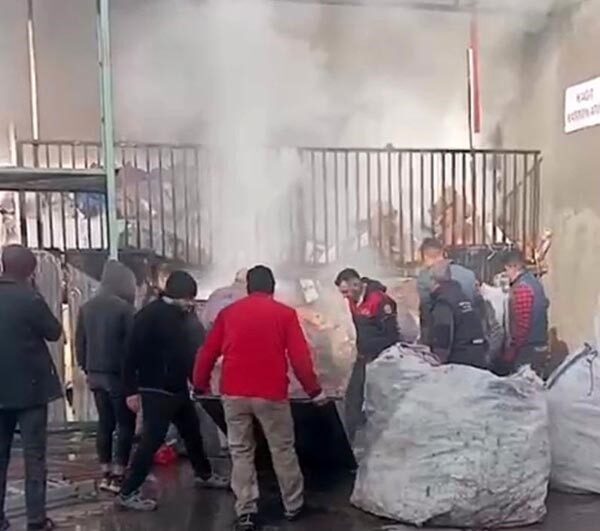 Osmaniye’nin Düziçi ilçesinde bulunan bir geri dönüşüm tesiste çıkan yangın,