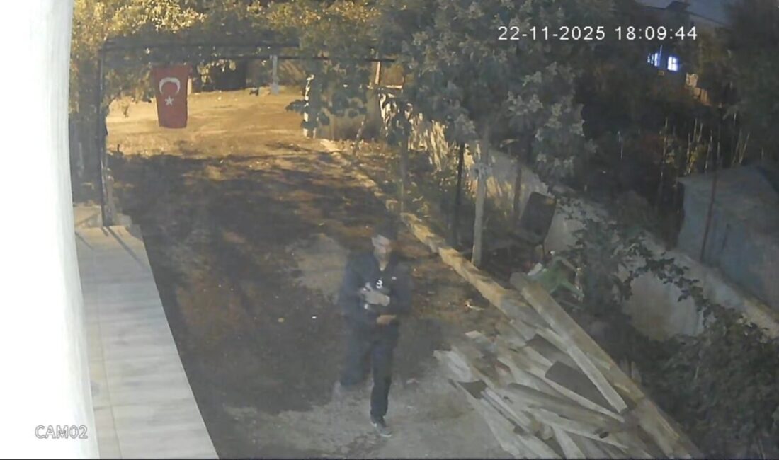 Osmaniye ilindeki güvenlik kamerası kayıtlarının incelenmesi sonucunda tavuk hırsızlığı yaptığı