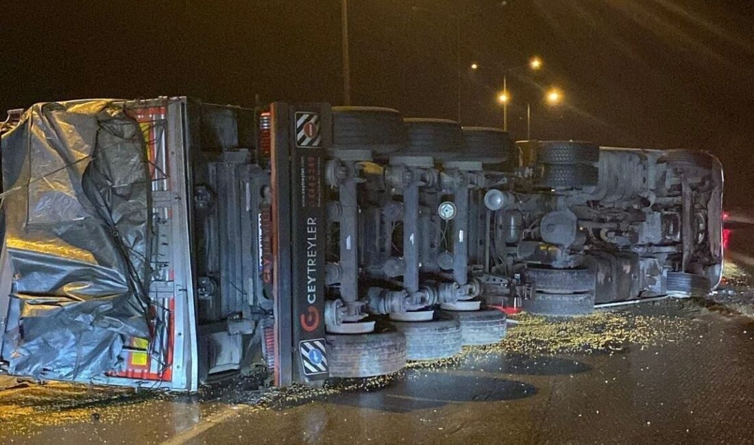 Bahçe ilçesinde, yağmur sonucu kayganlaşan yolda kontrolü kaybeden bir mısır