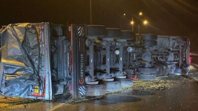 Bahçe ilçesinde, yağmur sonucu kayganlaşan yolda kontrolü kaybeden bir mısır