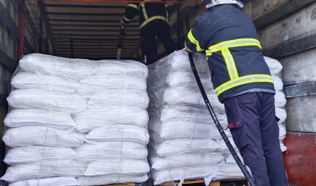 Bahçe ilçesinde, Osmaniye’de seyir halindeki bir soya yüklü tırda çıkan