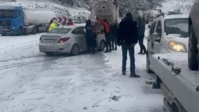 Osmaniye’nin Bahçe ilçesinde meydana gelen sert kar yağışı sonucu kayganlaşan