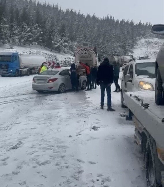 Osmaniye’nin Bahçe ilçesinde meydana gelen sert kar yağışı sonucu kayganlaşan