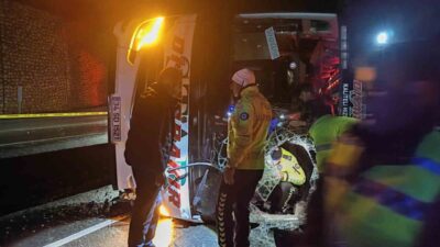 Osmaniye’nin Düziçi ilçesinde meydana gelen trafik kazasında yağmur nedeniyle kayganlaşan
