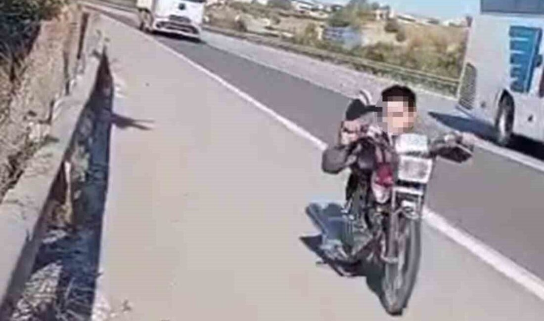 Hatay’da, motosiklet üzerinde yolculuk yaparken tehlikeli bir şekilde video çeken