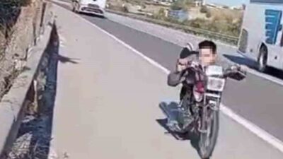 Hatay’da, motosiklet üzerinde yolculuk yaparken tehlikeli bir şekilde video çeken