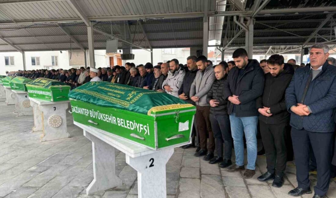 Bahçe ilçesinde yolcu otobüsünün tıra çarpması sonucu 3 kişinin hayatını