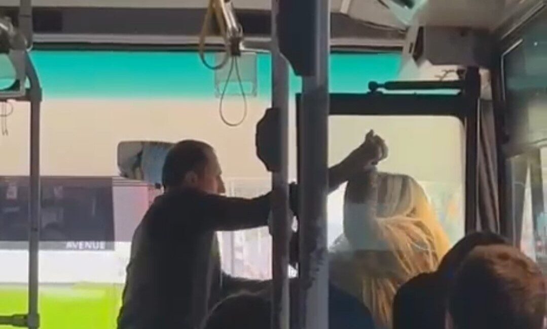 Adana’da bir halk otobüsünde şoförle bir kadın yolcu arasında çıkan