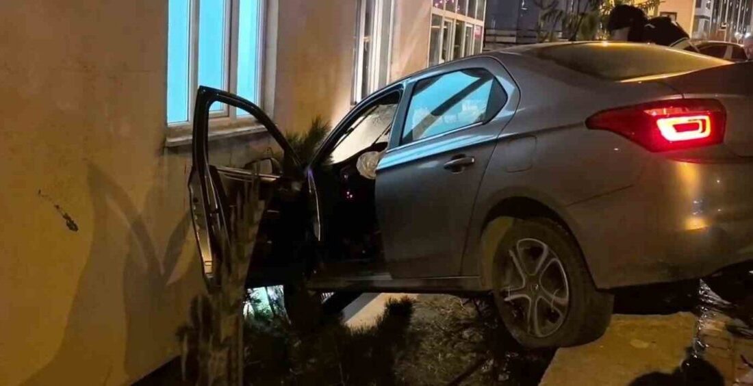 Erzurum’un Palandöken ilçesinde meydana gelen bir trafik kazasında bir araç,