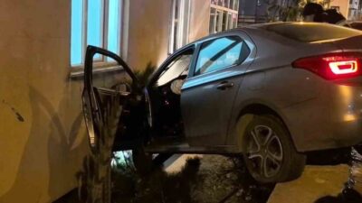 Erzurum’un Palandöken ilçesinde meydana gelen bir trafik kazasında bir araç,