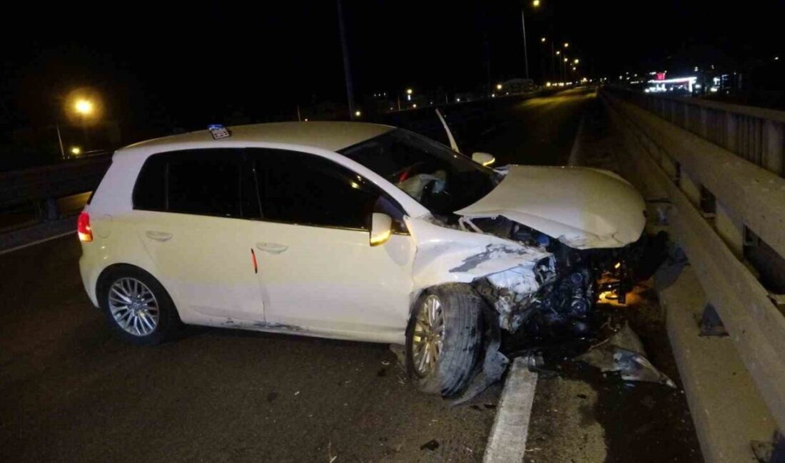 Manavgat ilçesinde meydana gelen trafik kazasında otomobil bariyerlere çarptı ve