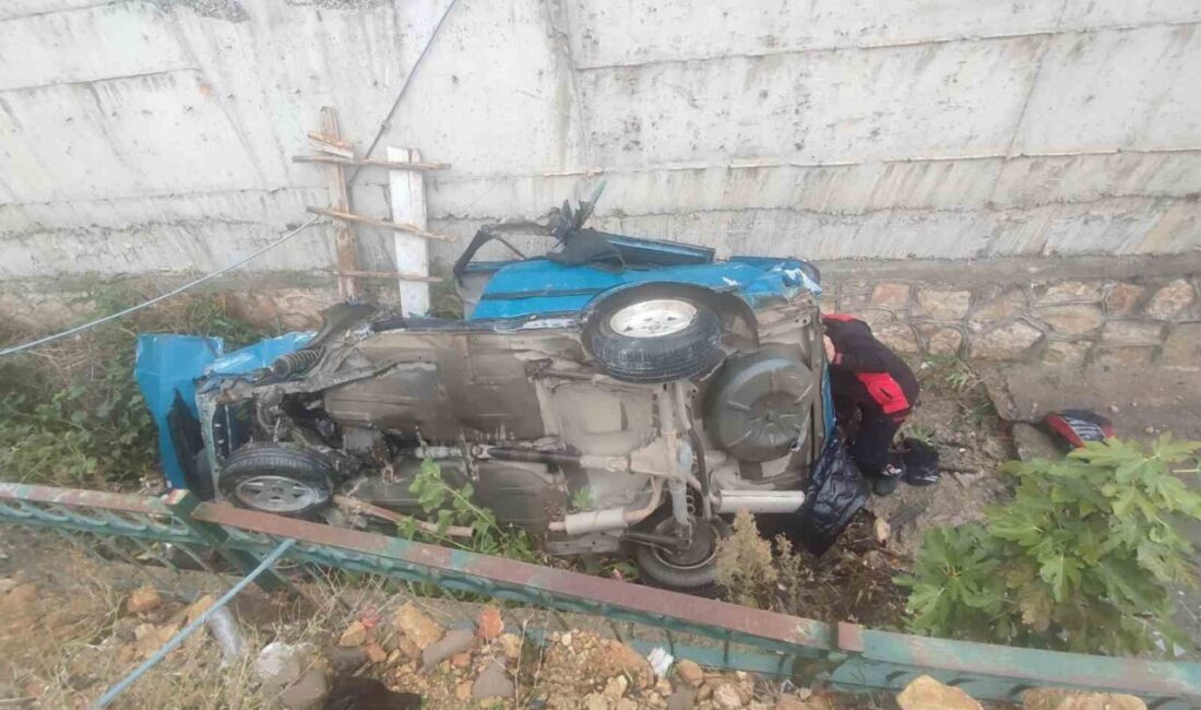 Kahramanmaraş’ta meydana gelen bir trafik kazasında, otomobilin taşkın drenaj kanalına