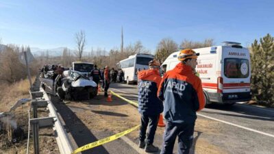 Ürgüp ilçesinde meydana gelen trafik kazasında, otomobil ile karşı yönden