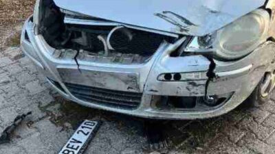Konya’nın Karapınar ilçesinde bir otomobil ile bir SUV aracının çarpışması